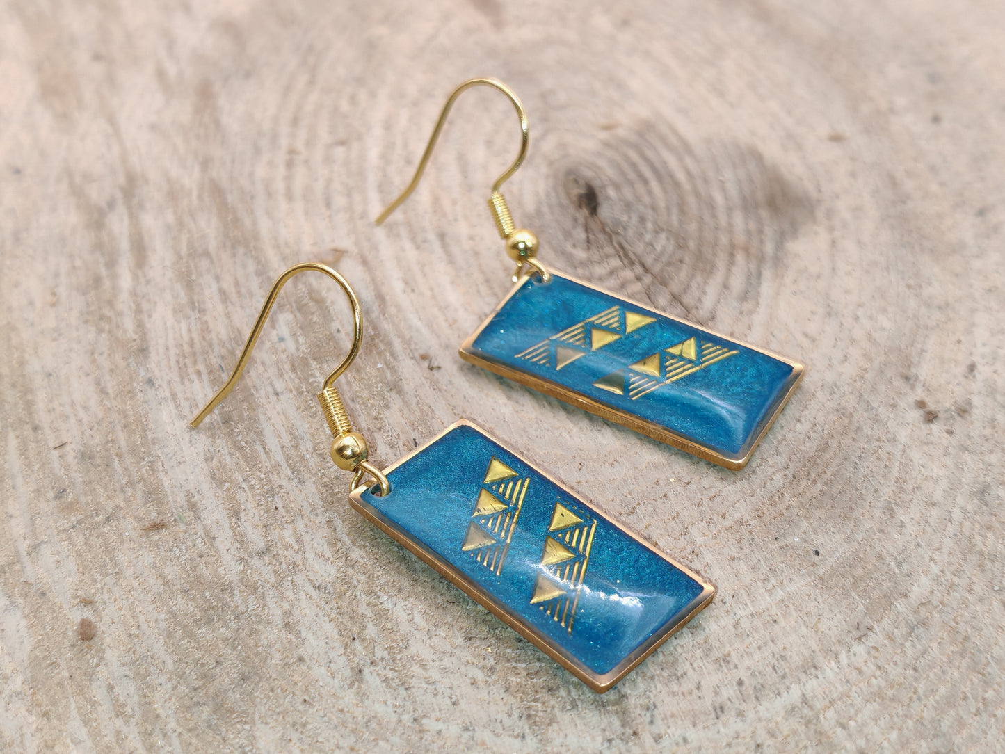 Boucles d’oreilles – Triangles d’or sur lagon profond