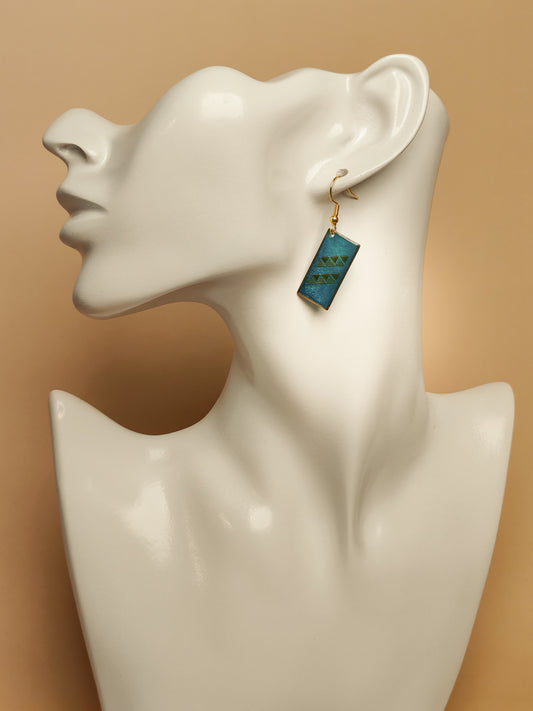 Boucles d’oreilles – Triangles d’or sur lagon profond