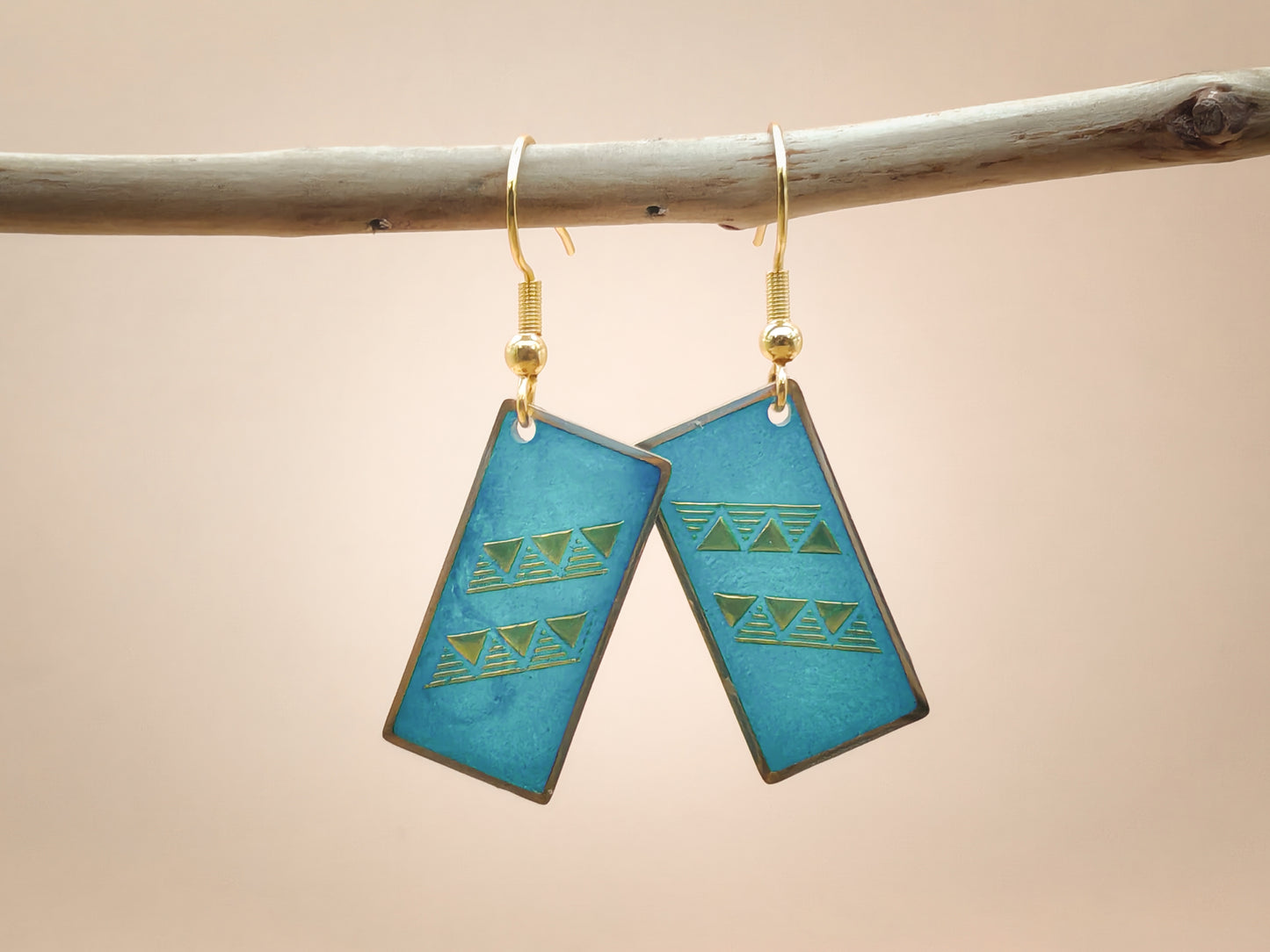 Boucles d’oreilles – Triangles d’or sur lagon profond