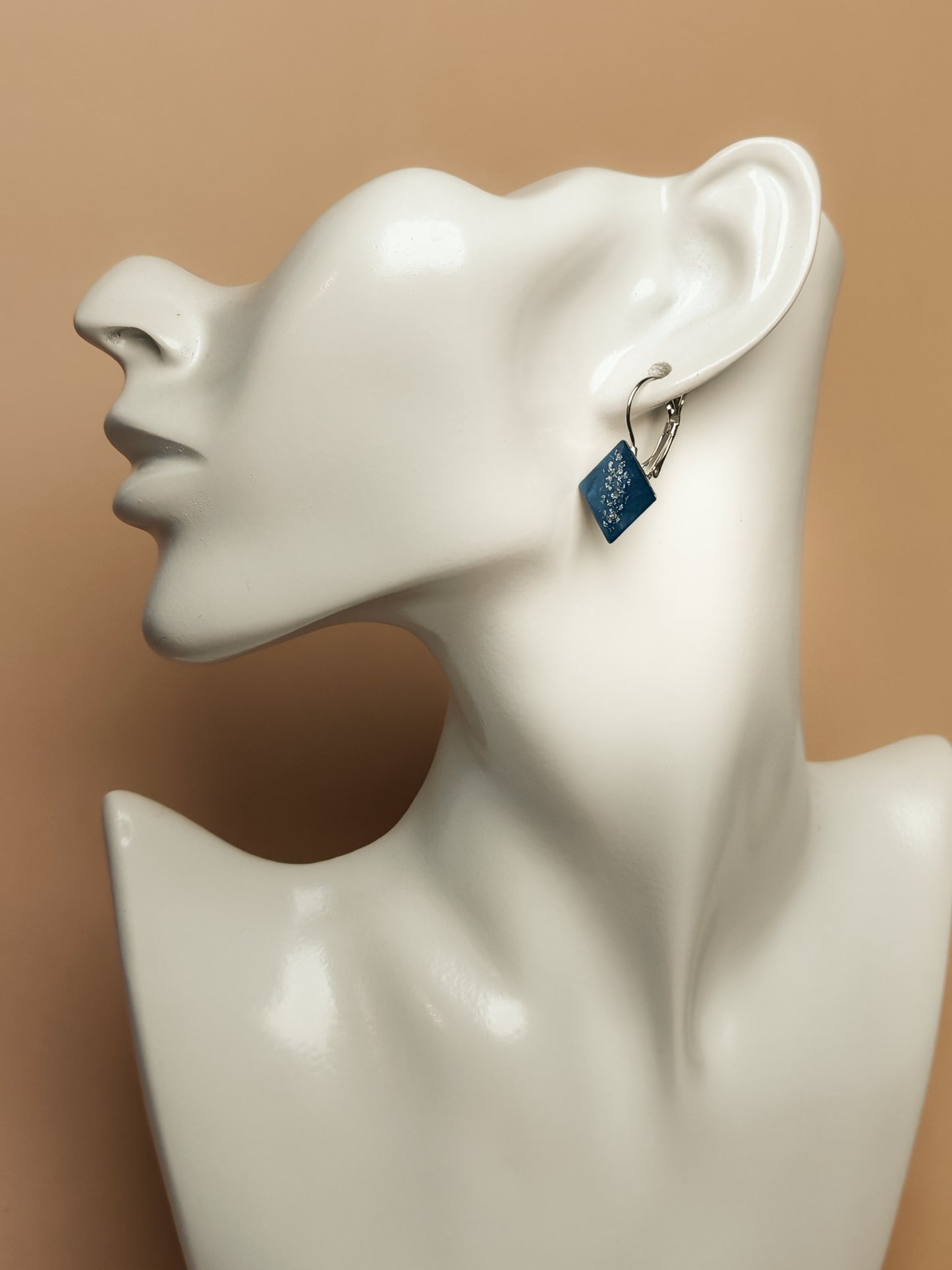 Boucles d’oreilles dormeuses – Cristaux d’argent sur ciel nocturne