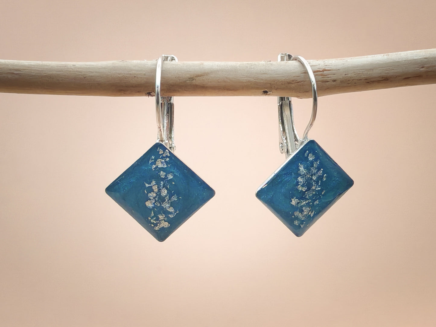 Boucles d’oreilles dormeuses – Cristaux d’argent sur ciel nocturne