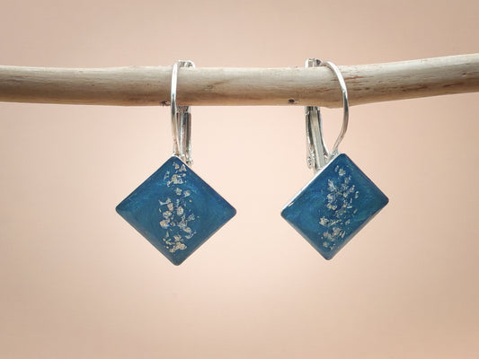 Boucles d’oreilles dormeuses – Cristaux d’argent sur ciel nocturne