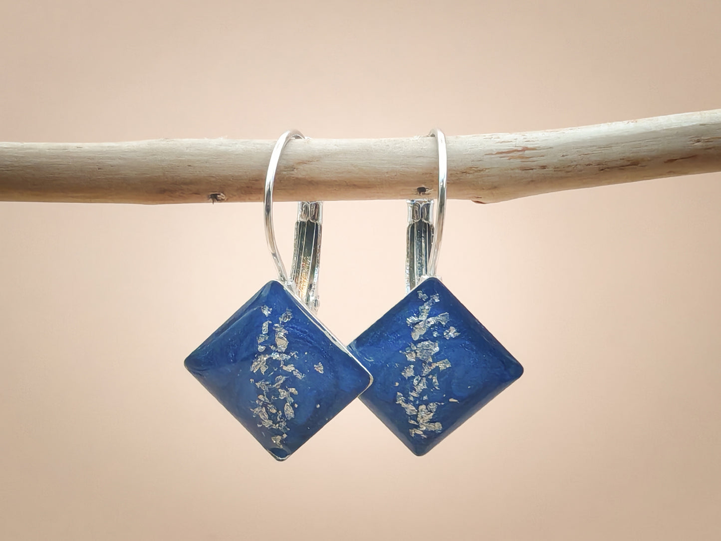 Boucles d’oreilles dormeuses – Cristaux d’argent sur ciel nocturne