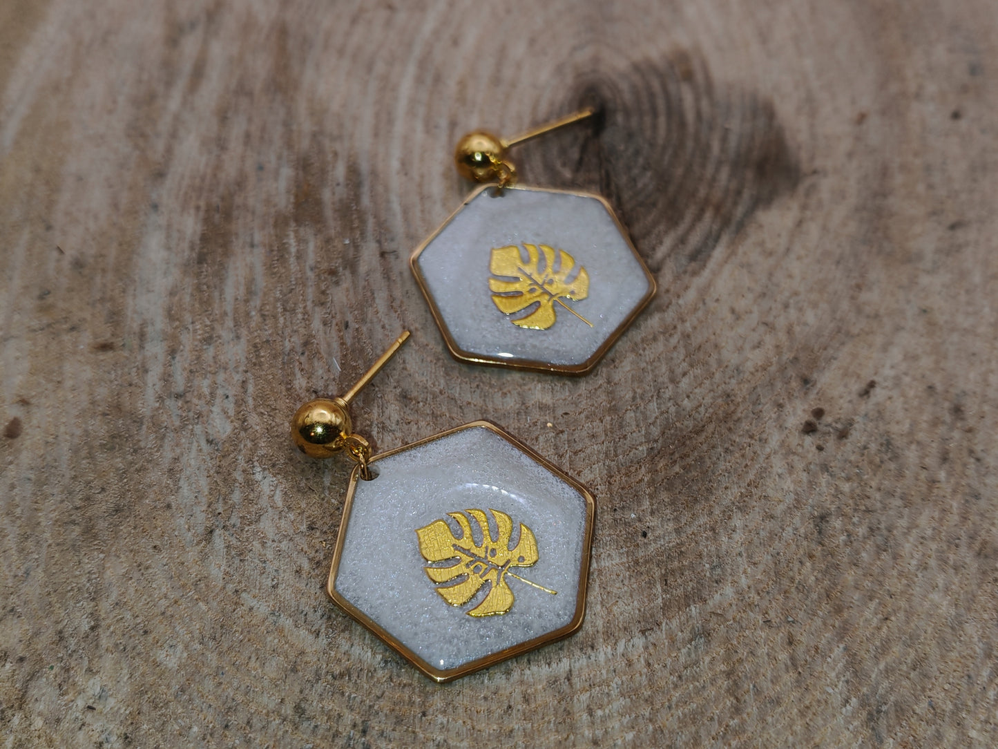 Boucles d’oreilles – Feuilles dorées sur blanc givré