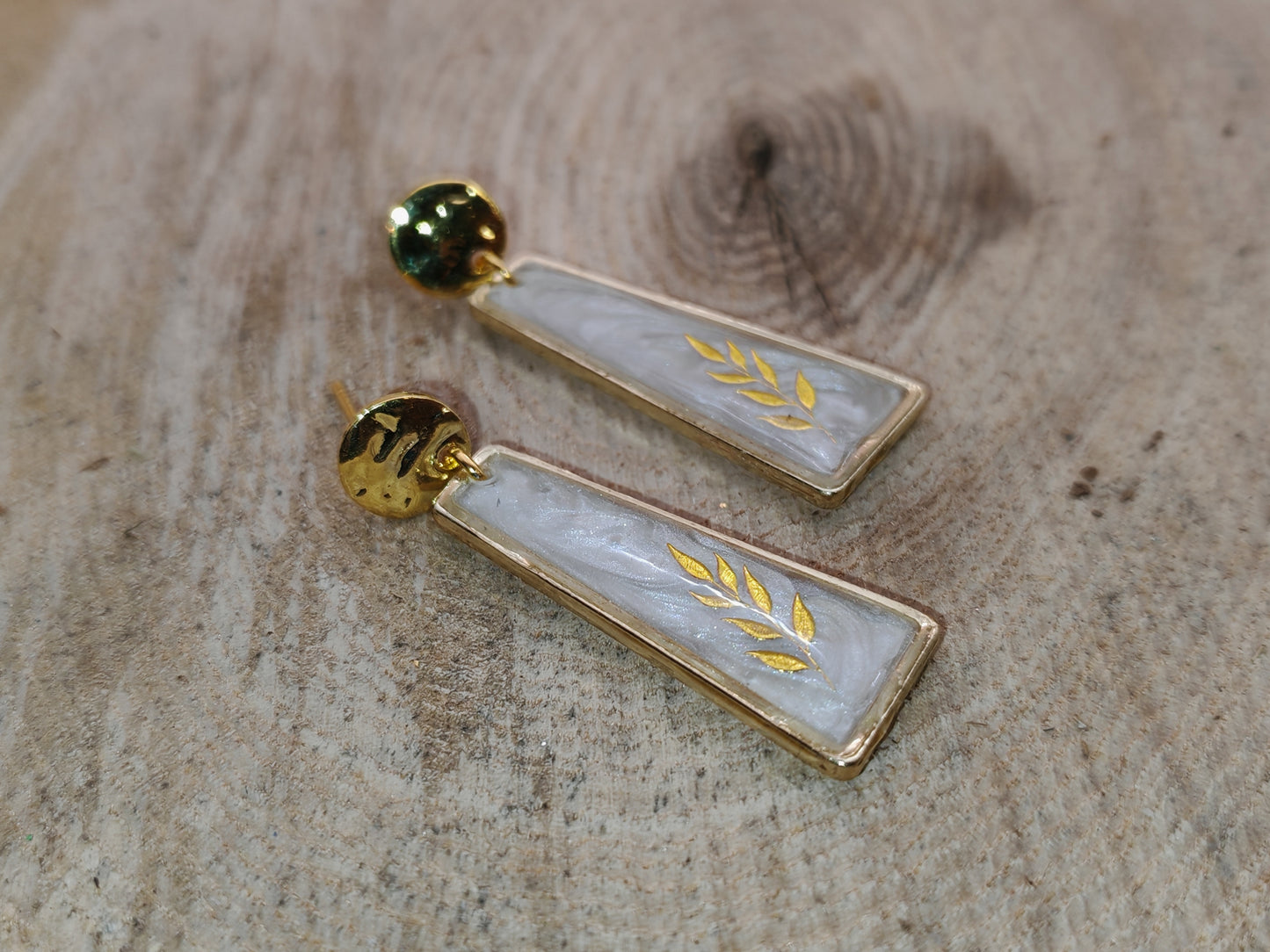 Boucles d’oreilles – Brindilles dorées sur blanc nacré