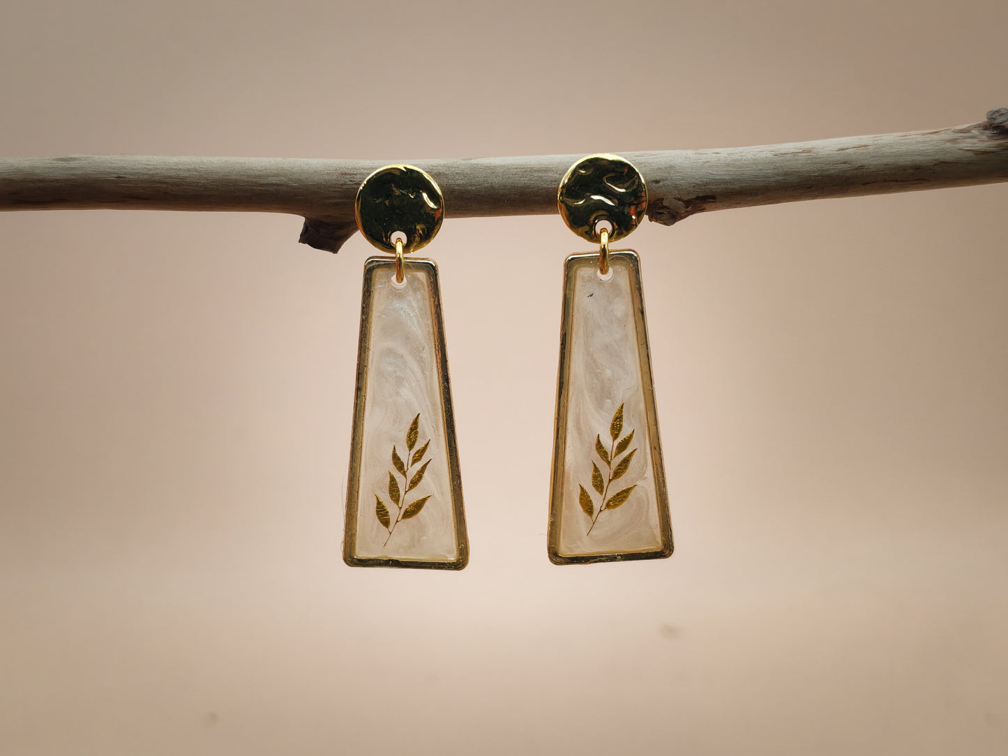 Boucles d’oreilles – Brindilles dorées sur blanc nacré