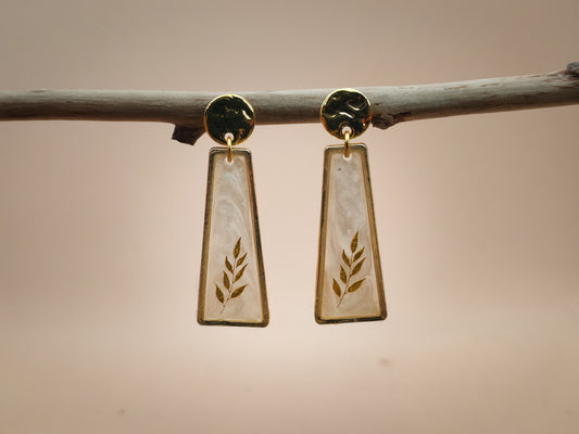 Boucles d’oreilles – Brindilles dorées sur blanc nacré