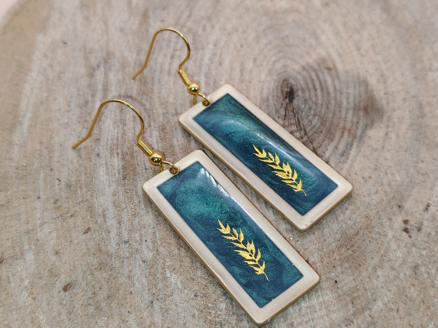 Boucles d’oreilles – Brins dorés sur vert profond