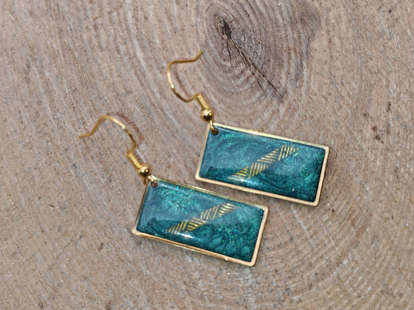 Boucles d’oreilles – Feuillage doré sur vert mystique