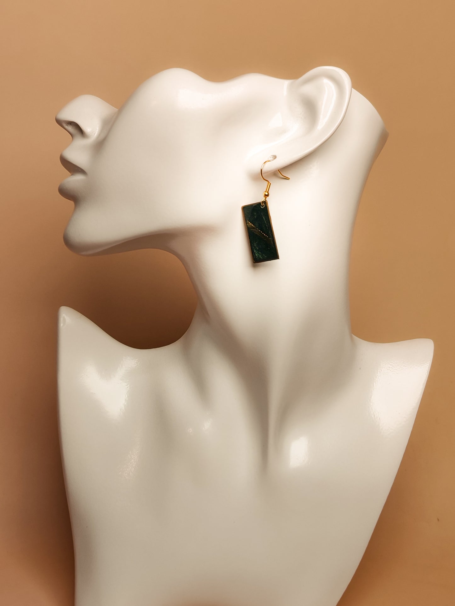 Boucles d’oreilles – Feuillage doré sur vert mystique