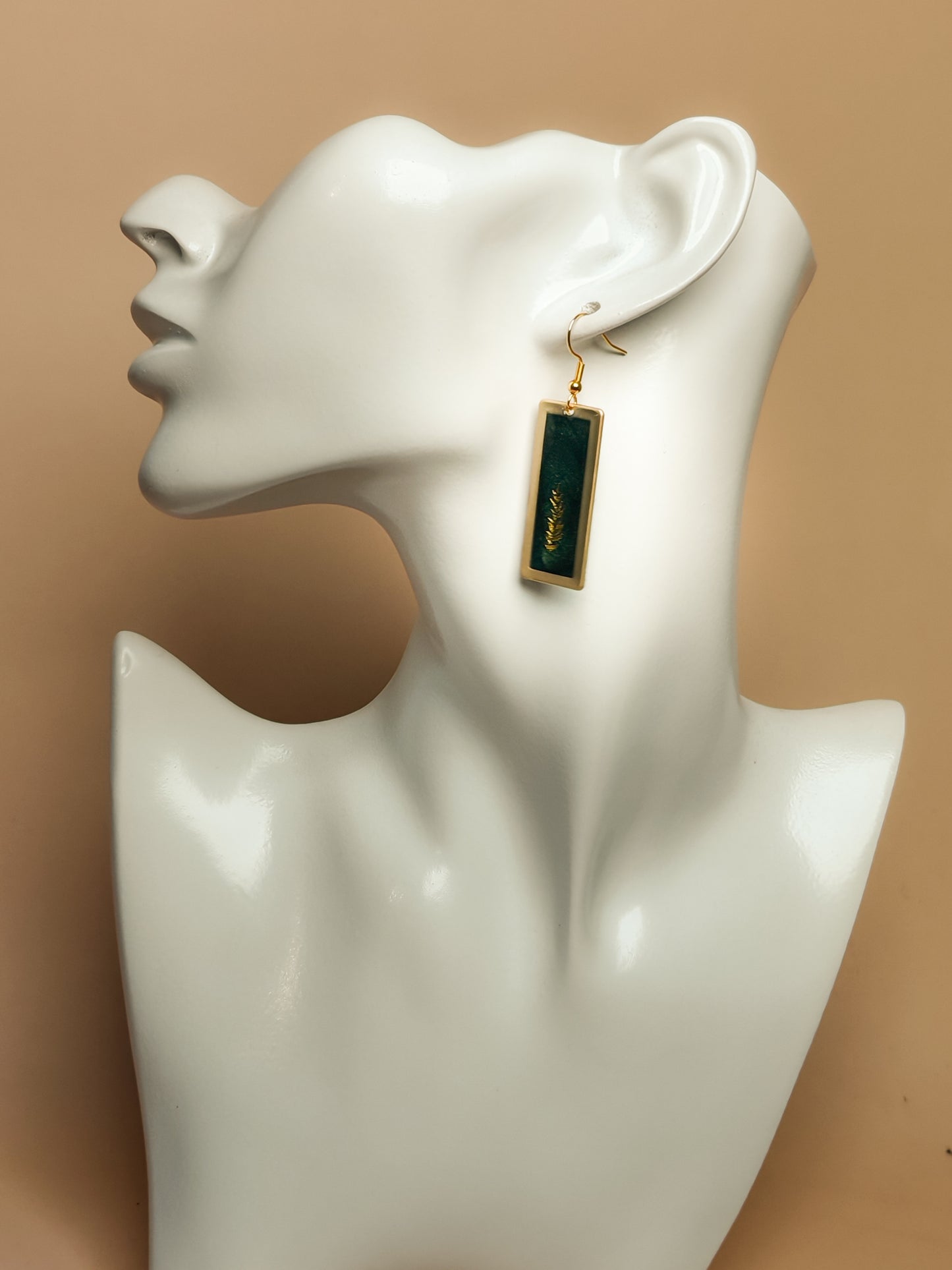 Boucles d’oreilles – Brins dorés sur vert profond