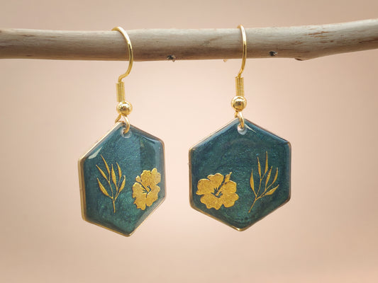 Boucles d’oreilles – Fleurs d’or sur vert profond