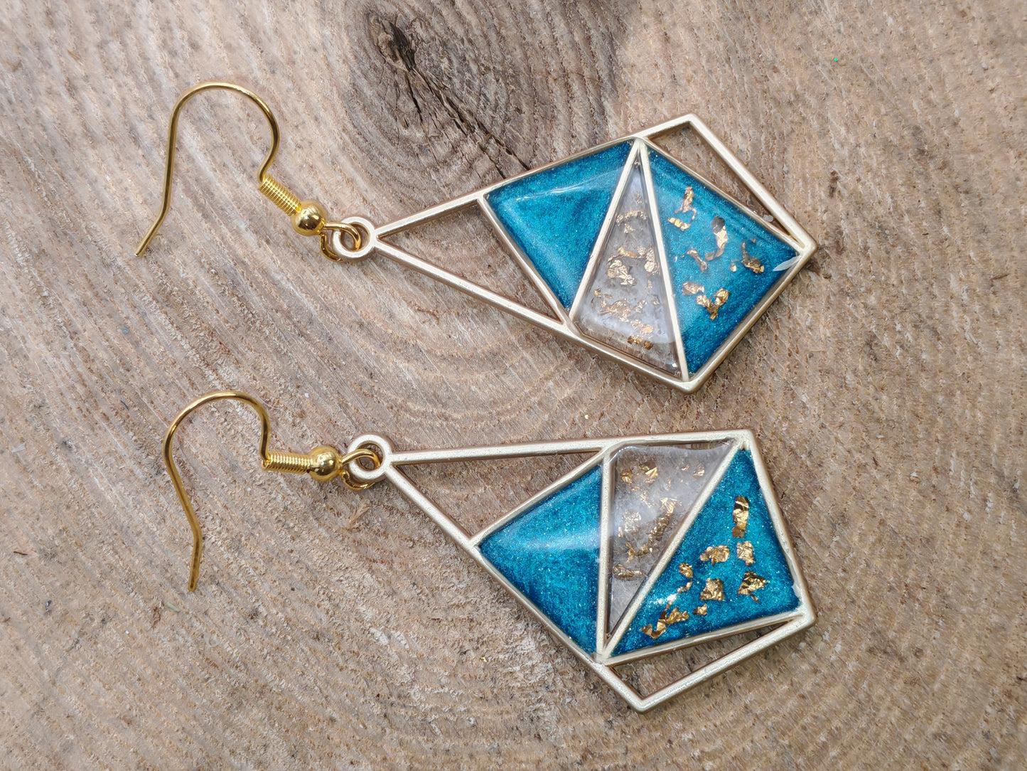 Boucles d’oreilles – Géométrie d’or et lagon clair