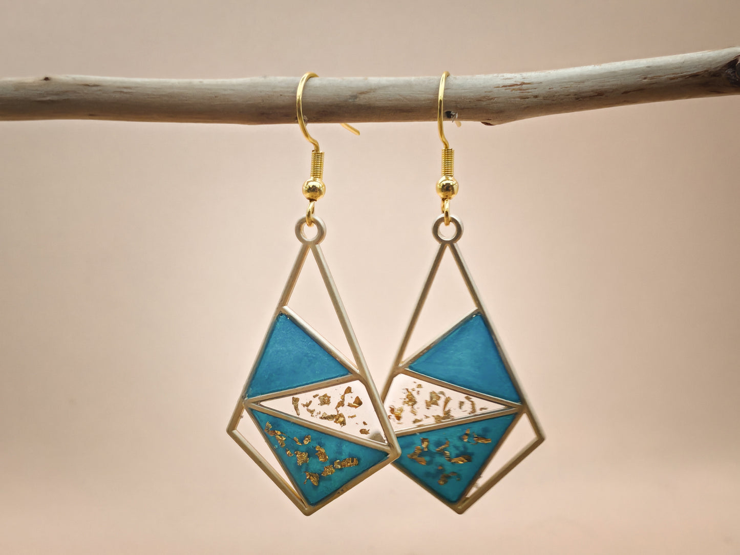 Boucles d’oreilles – Géométrie d’or et lagon clair