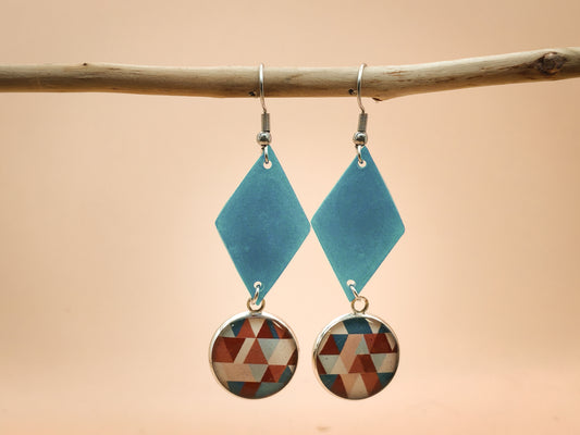 Boucles d’oreilles – Reflets turquoise et géométrie rouge brique