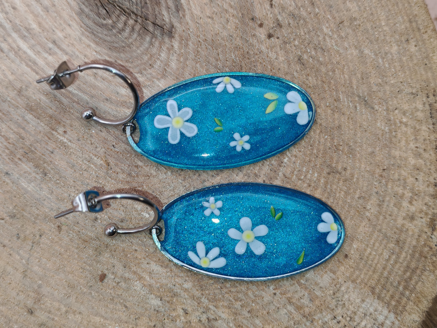 Boucles d’oreilles – Fleurs sur fond turquoise