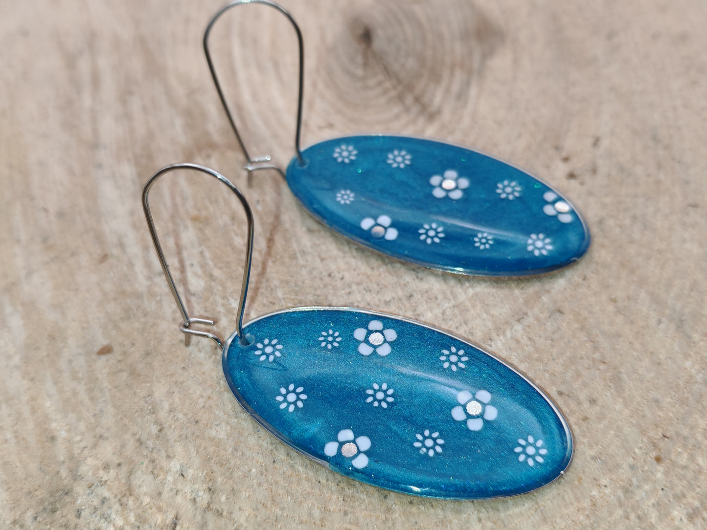 Boucles d’oreilles – Fleurs blanches sur bleu profond