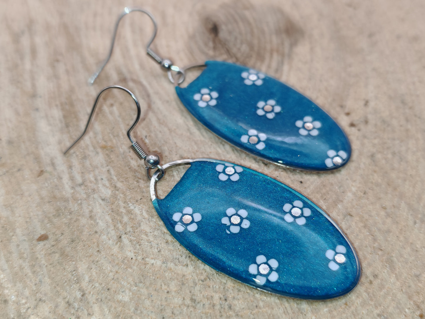 Boucles d’oreilles – Petites fleurs blanches sur fond bleu turquoise
