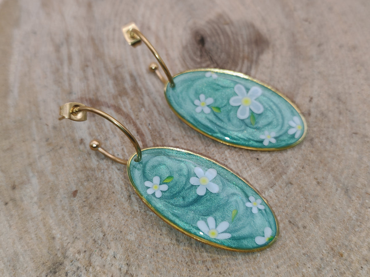 Boucles d’oreilles – Fleurs blanches sur fond vert d’eau