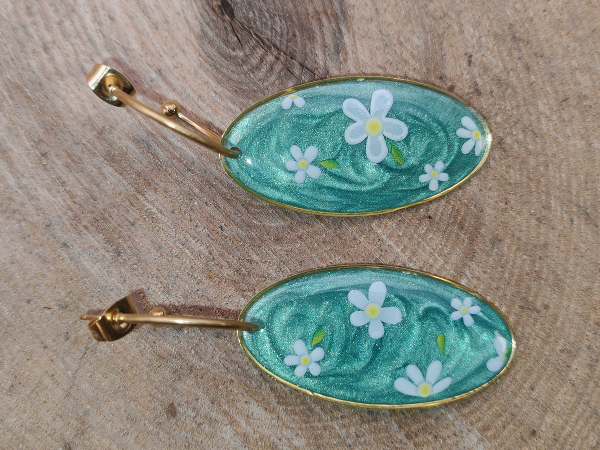 Boucles d’oreilles – Fleurs blanches sur fond vert d’eau