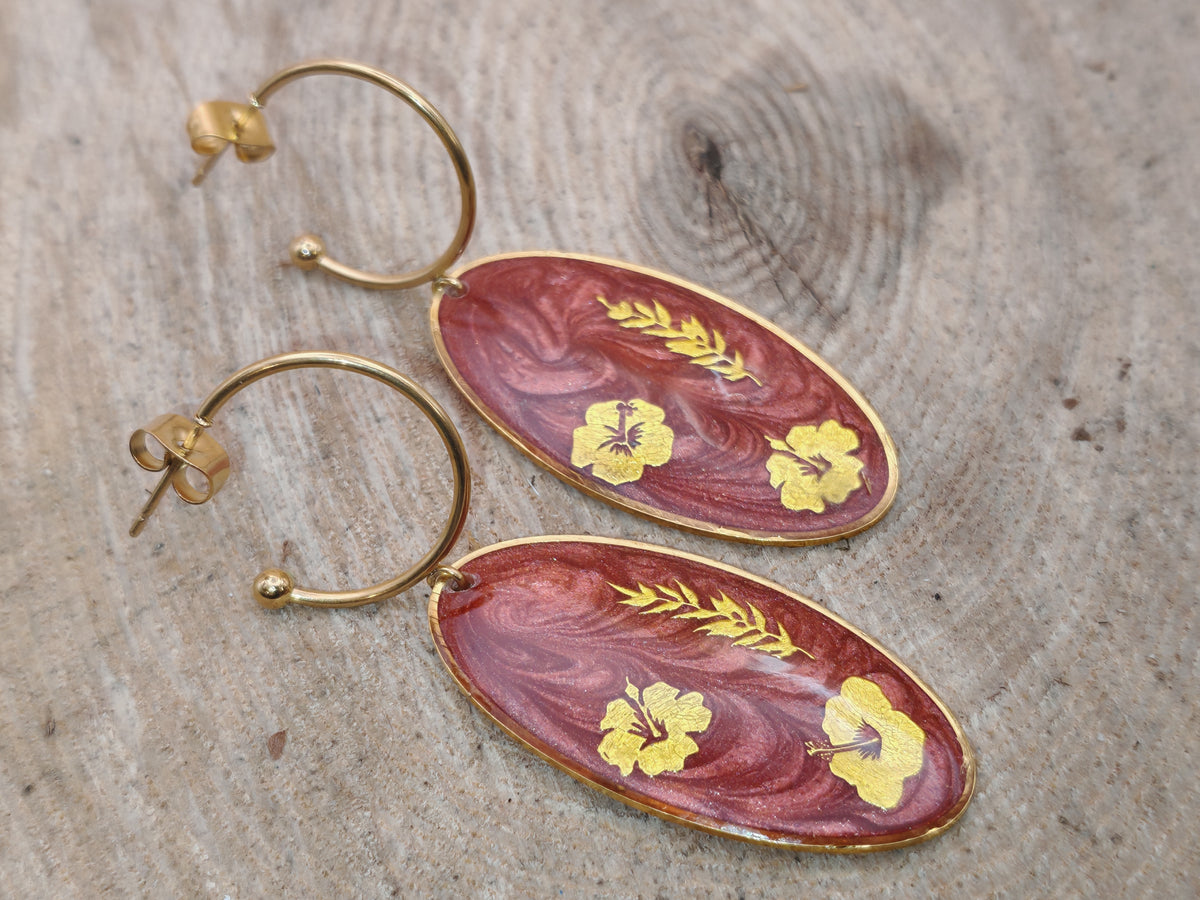 Boucles d’oreilles – Fleurs dorées sur fond rouge cuivré
