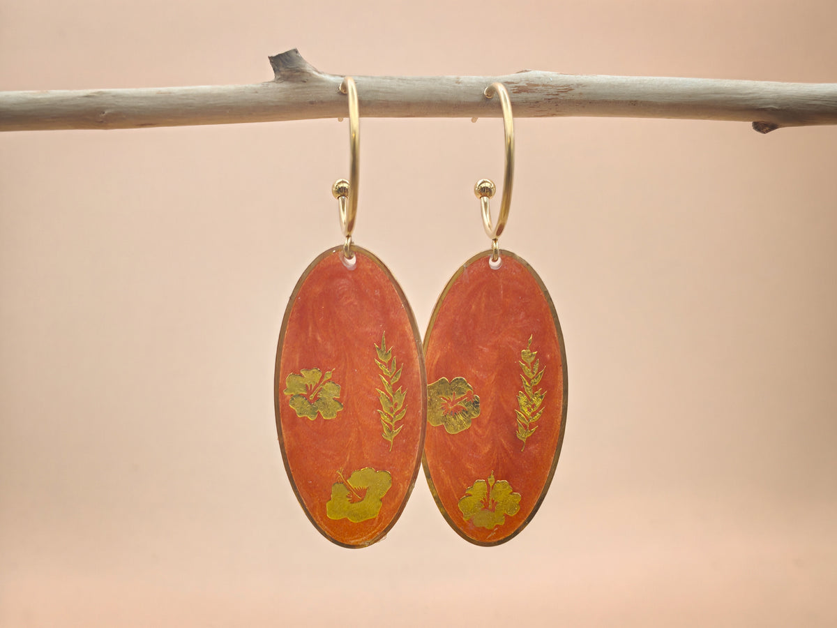 Boucles d’oreilles – Fleurs dorées sur fond rouge cuivré