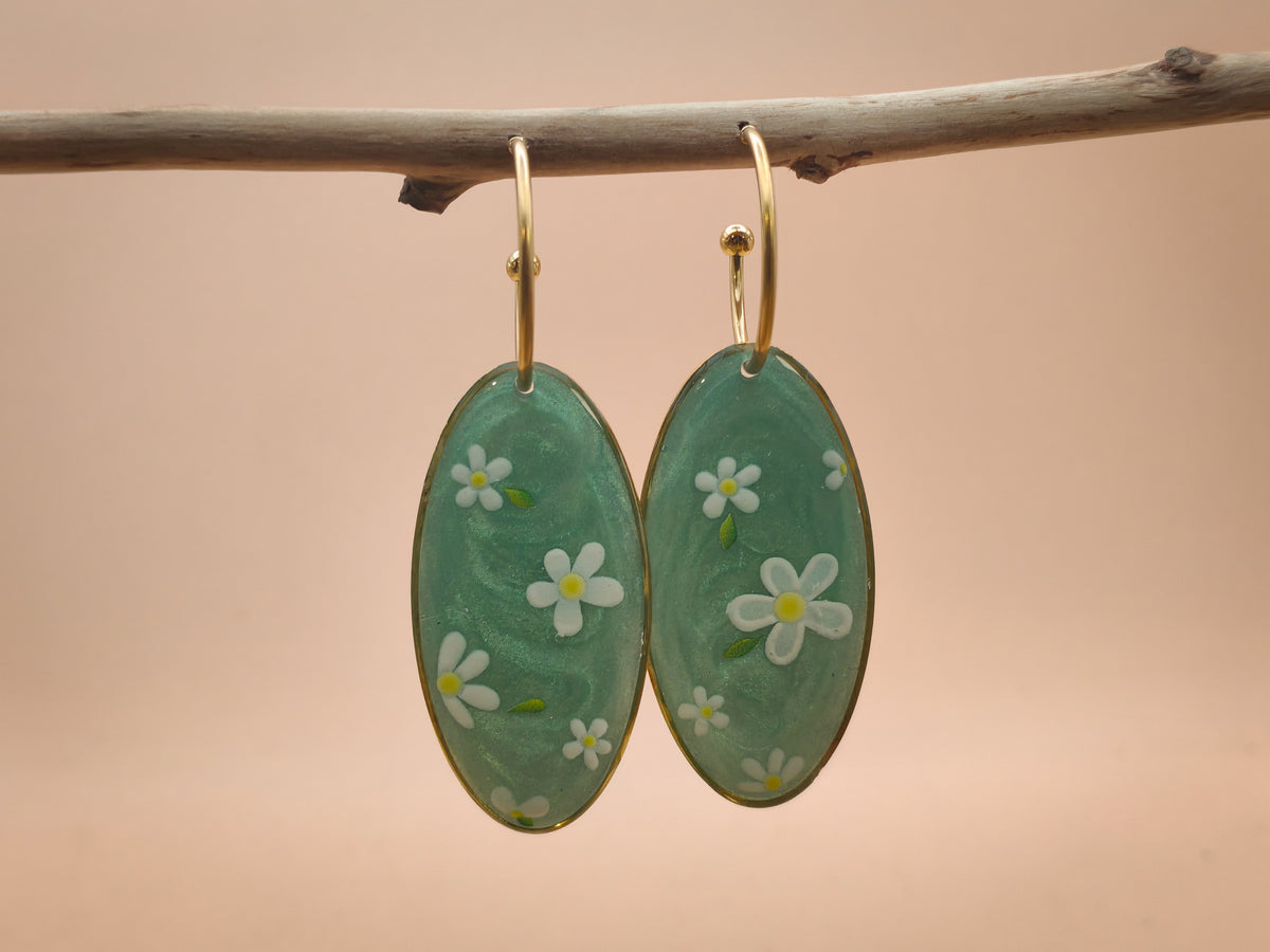 Boucles d’oreilles – Fleurs blanches sur fond vert d’eau