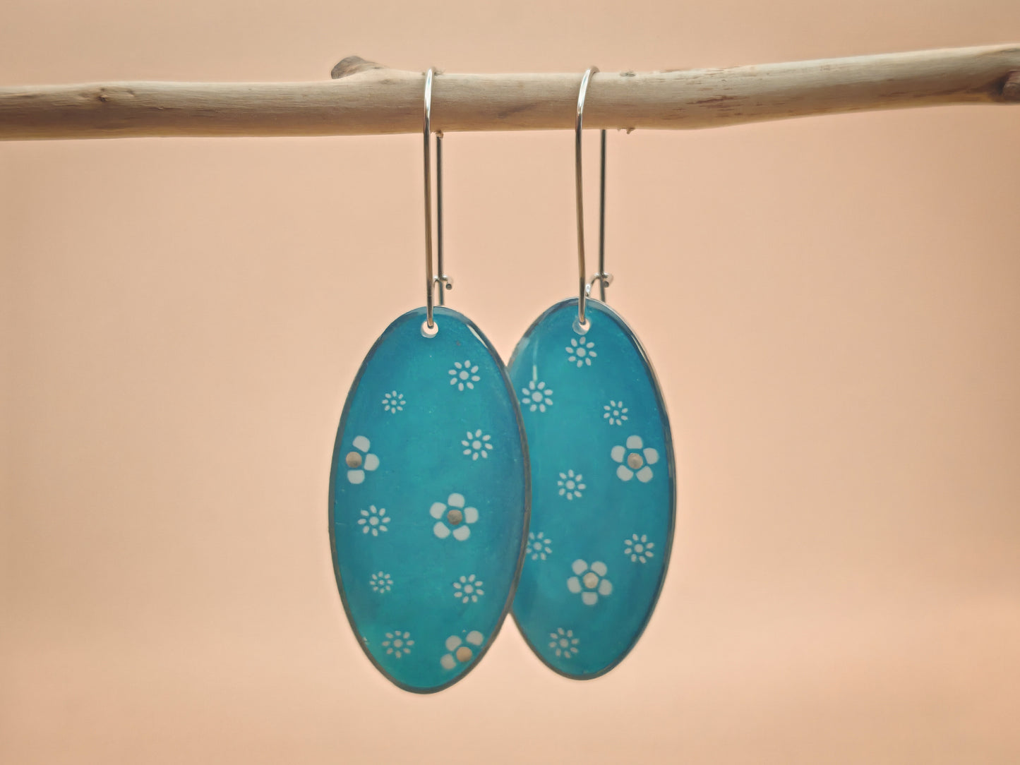 Boucles d’oreilles – Fleurs blanches sur bleu profond