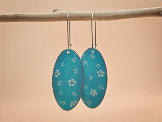 Boucles d’oreilles – Fleurs blanches sur bleu profond