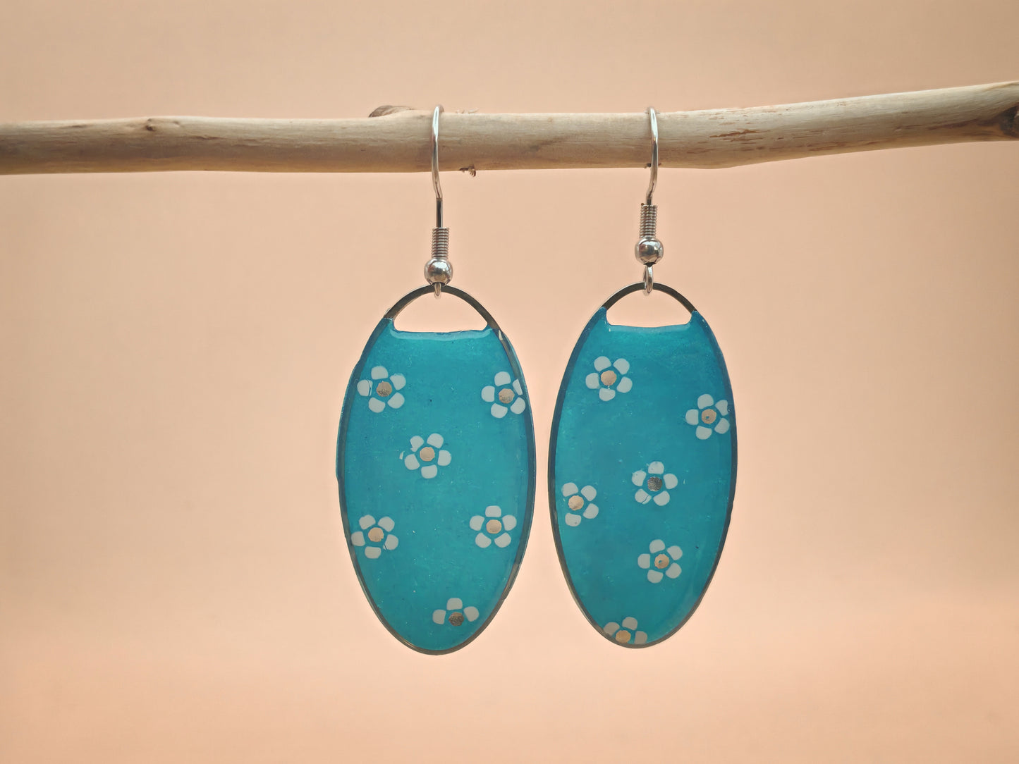 Boucles d’oreilles – Petites fleurs blanches sur fond bleu turquoise