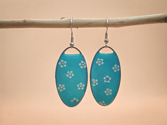 Boucles d’oreilles – Petites fleurs blanches sur fond bleu turquoise