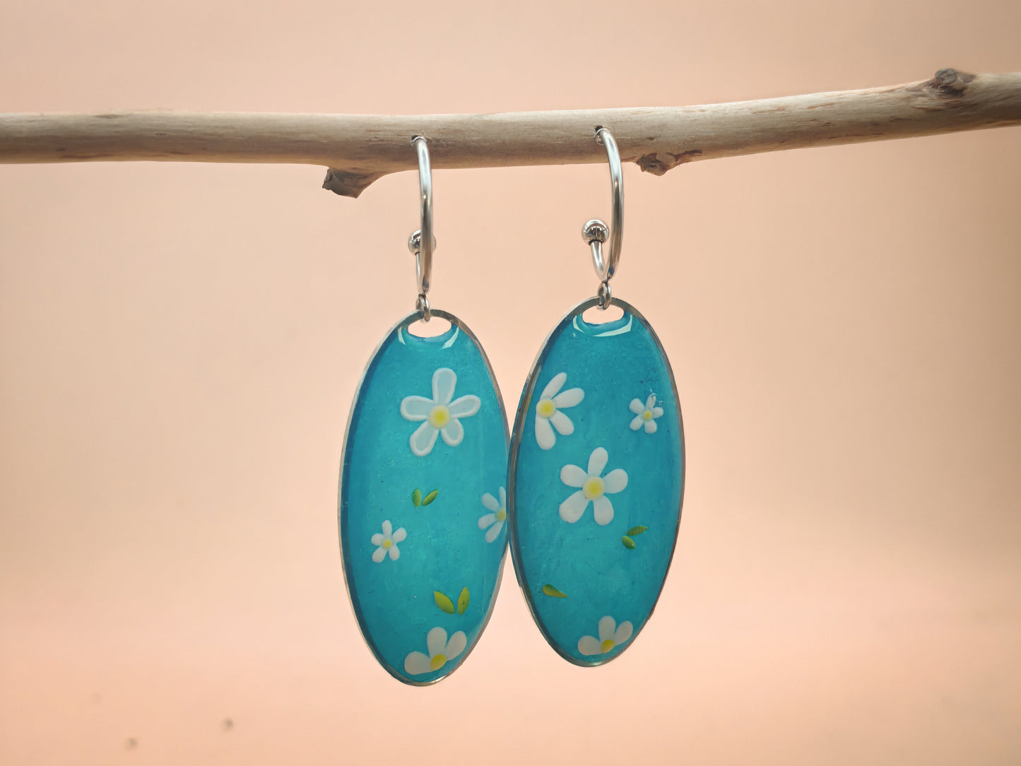 Boucles d’oreilles – Fleurs sur fond turquoise