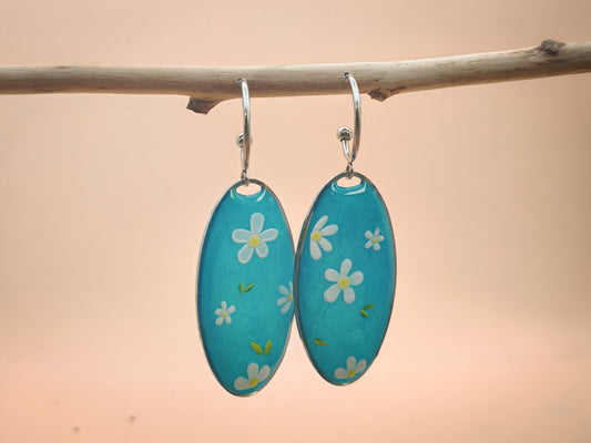 Boucles d’oreilles – Fleurs sur fond turquoise