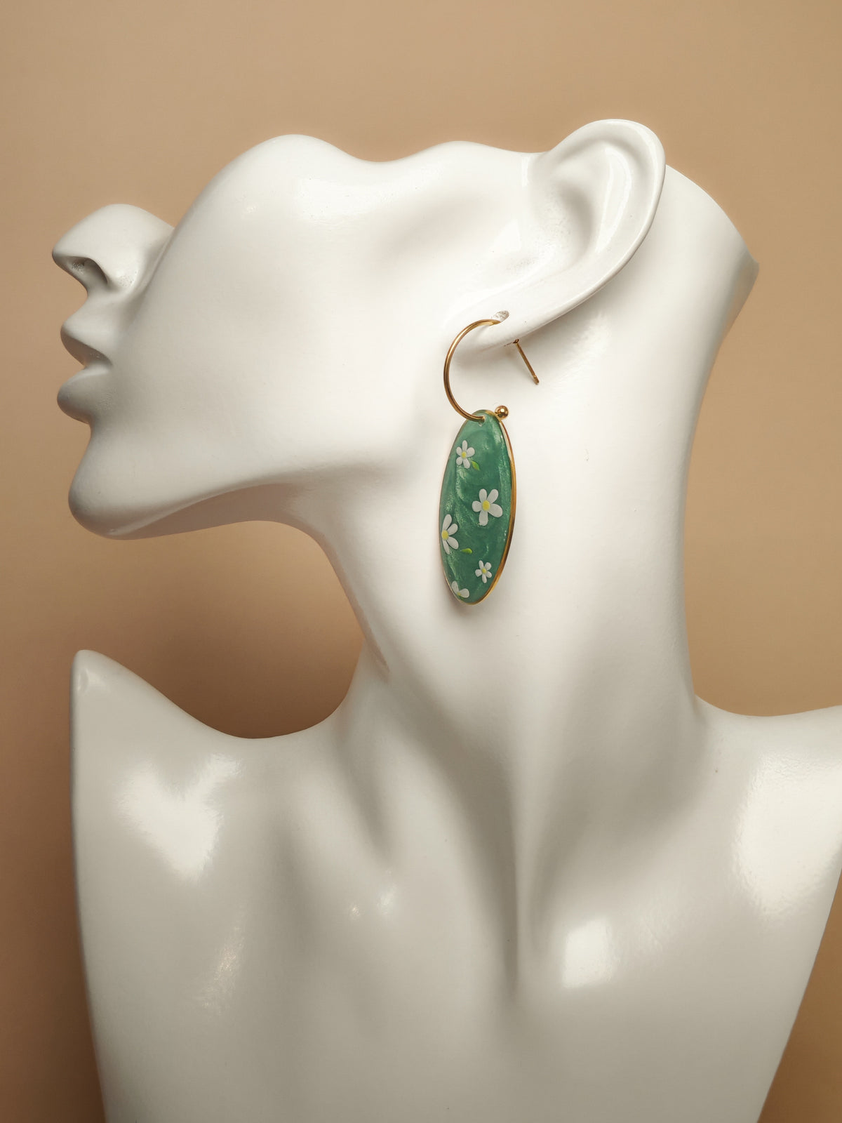 Boucles d’oreilles – Fleurs blanches sur fond vert d’eau