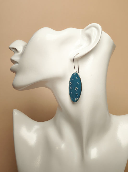 Boucles d’oreilles – Fleurs blanches sur bleu profond
