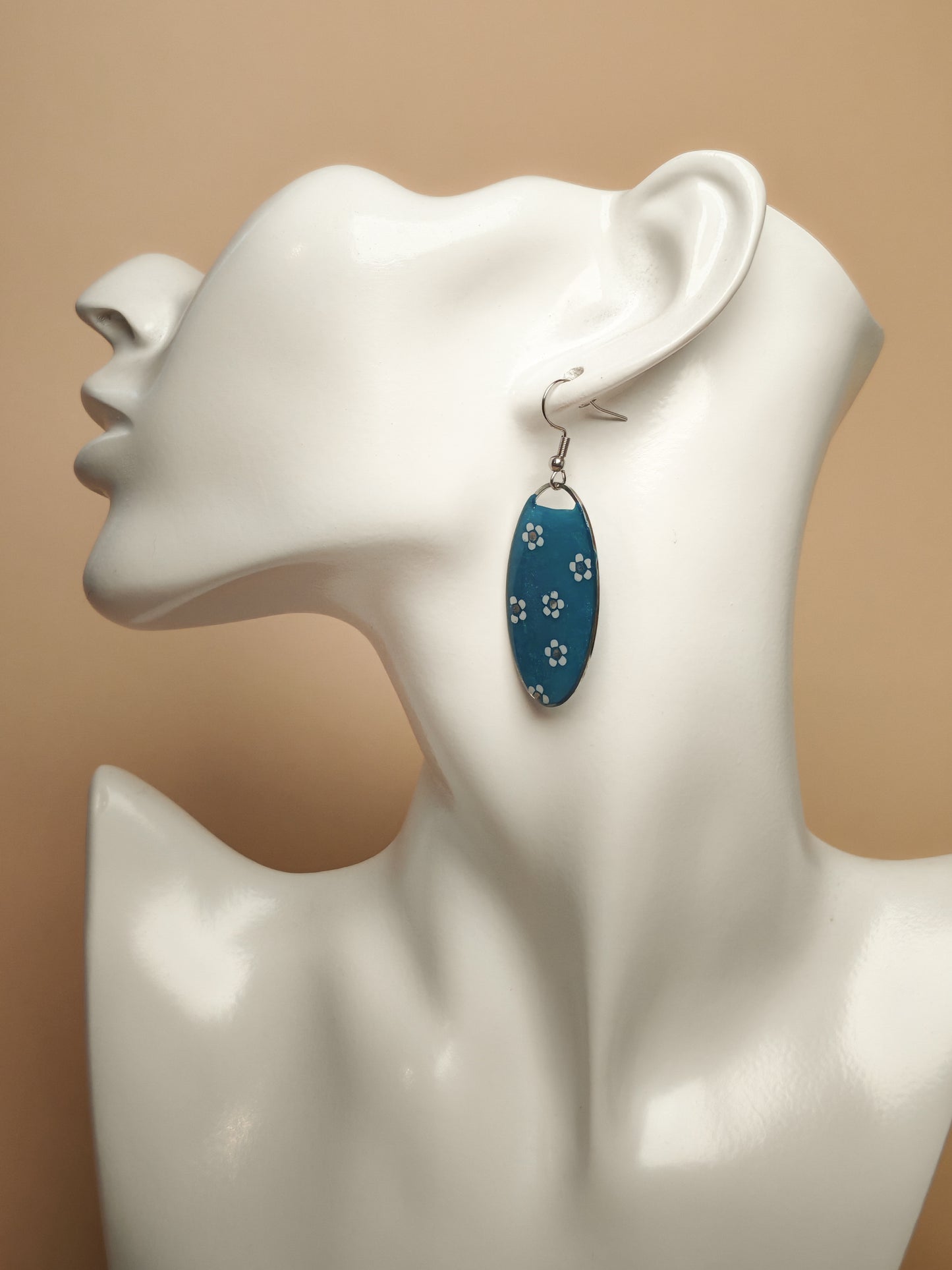 Boucles d’oreilles – Petites fleurs blanches sur fond bleu turquoise
