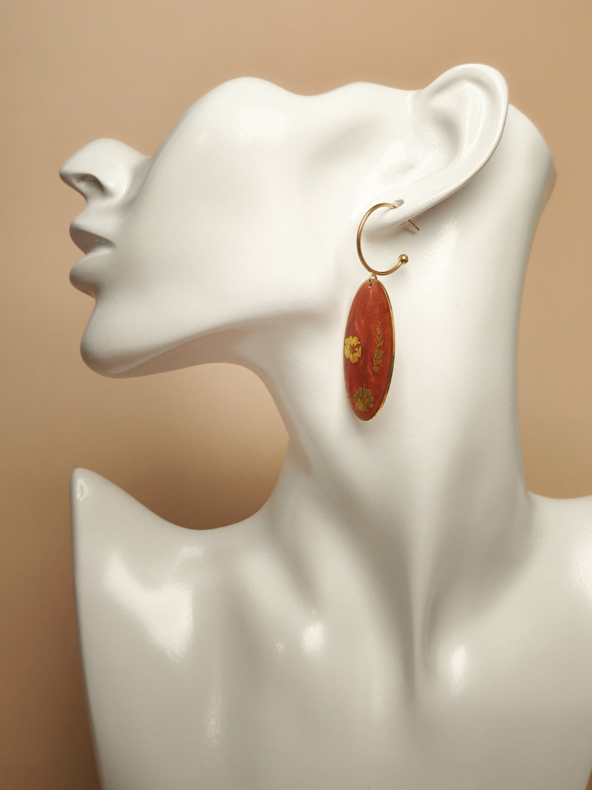 Boucles d’oreilles – Fleurs dorées sur fond rouge cuivré