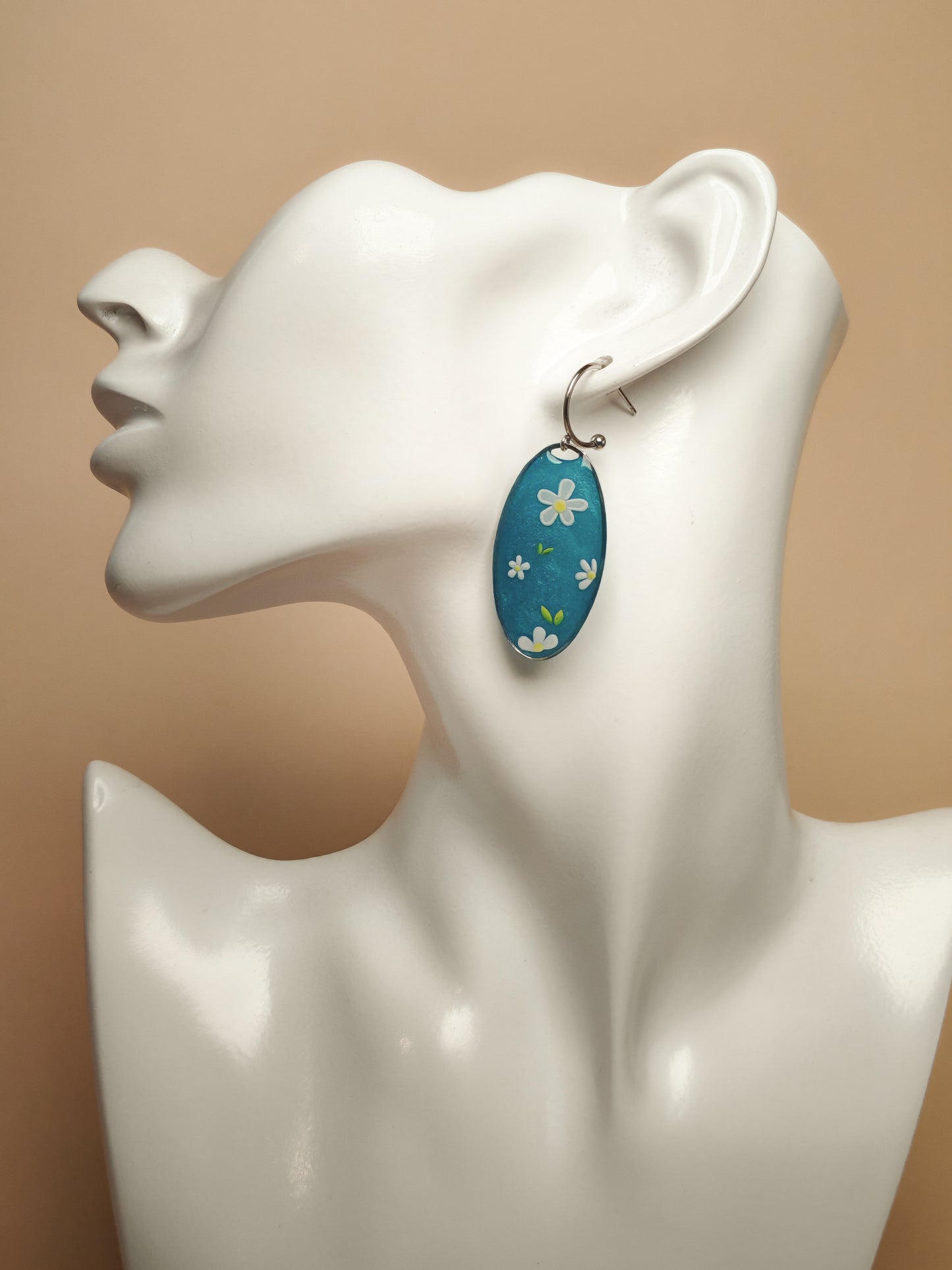 Boucles d’oreilles – Fleurs sur fond turquoise