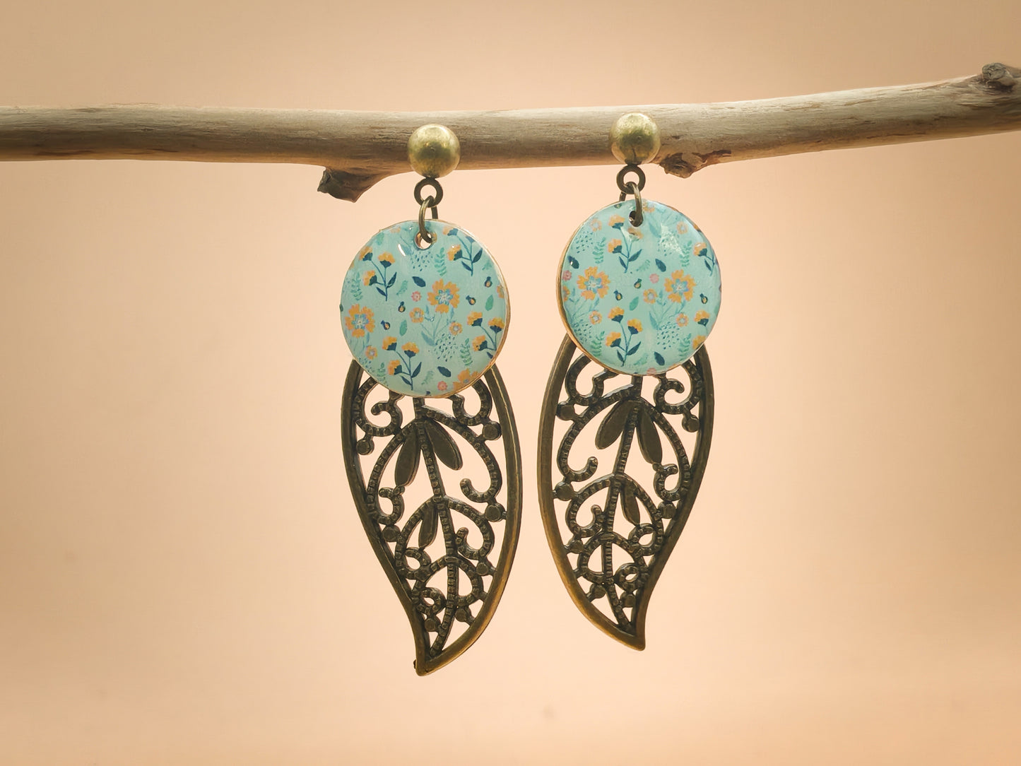 Boucles d’oreilles – Feuilles bronze et fleurs pastel
