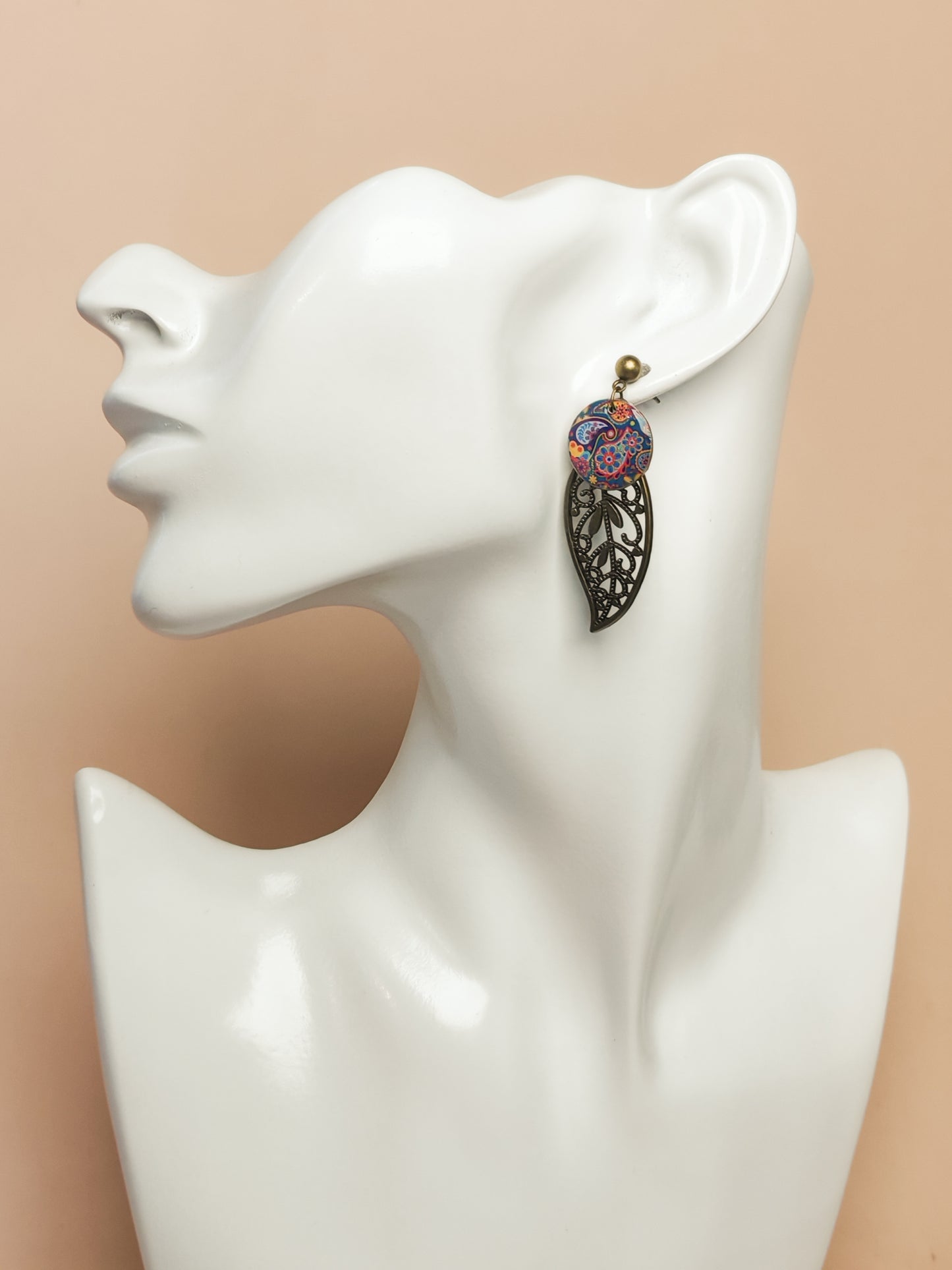 Boucles d’oreilles – Feuilles bronze et arabesques colorées