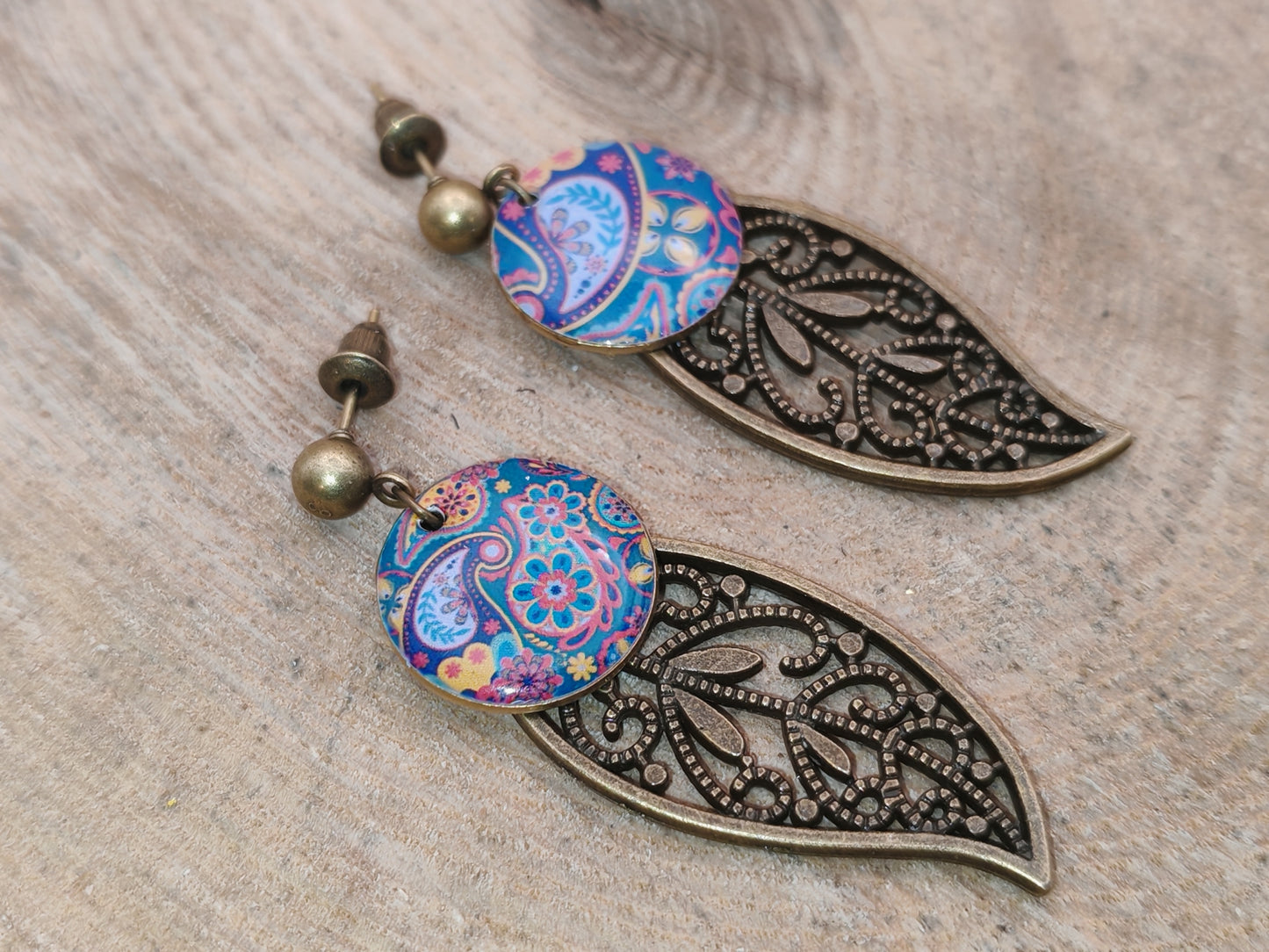 Boucles d’oreilles – Feuilles bronze et arabesques colorées