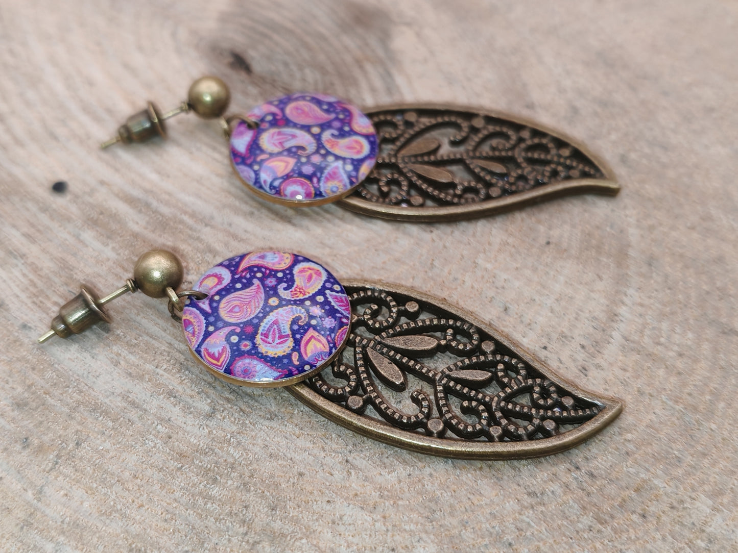Boucles d’oreilles – Feuilles bronze et arabesques violettes