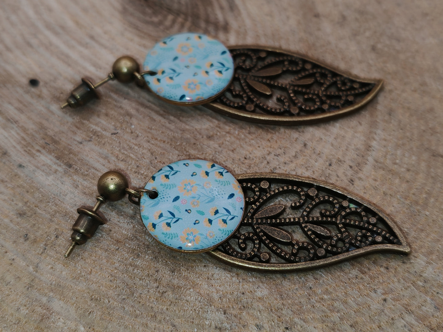Boucles d’oreilles – Feuilles bronze et fleurs pastel