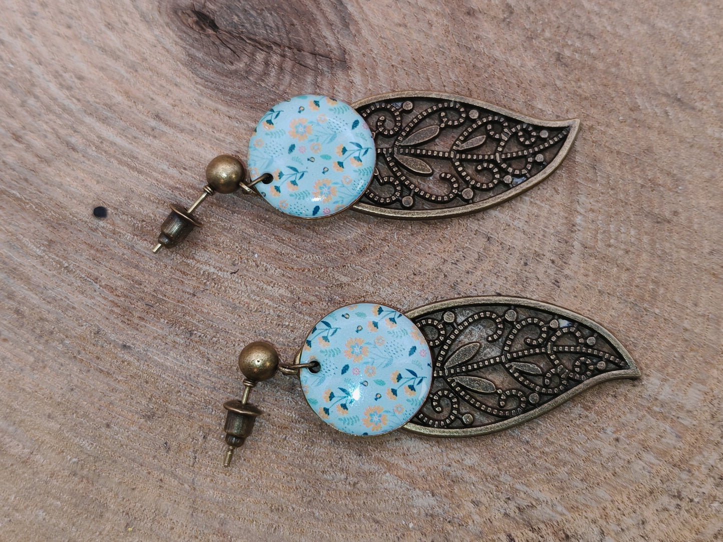 Boucles d’oreilles – Feuilles bronze et fleurs pastel