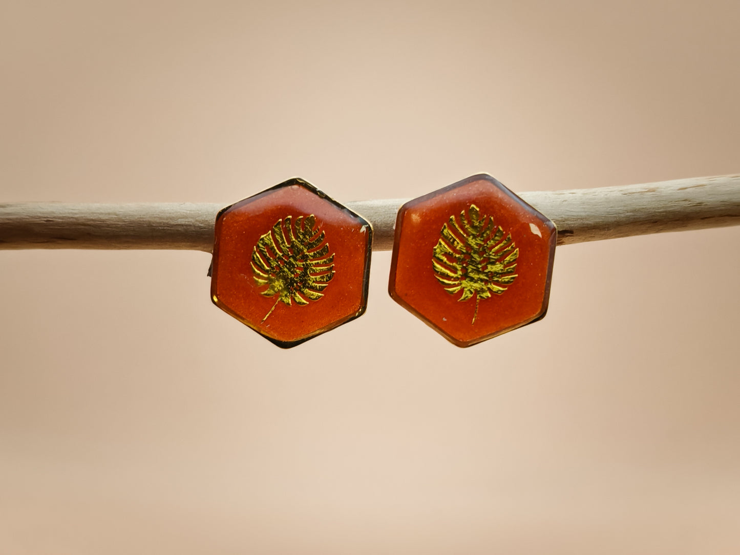 Clous d’oreilles – Feuilles d’Ambre