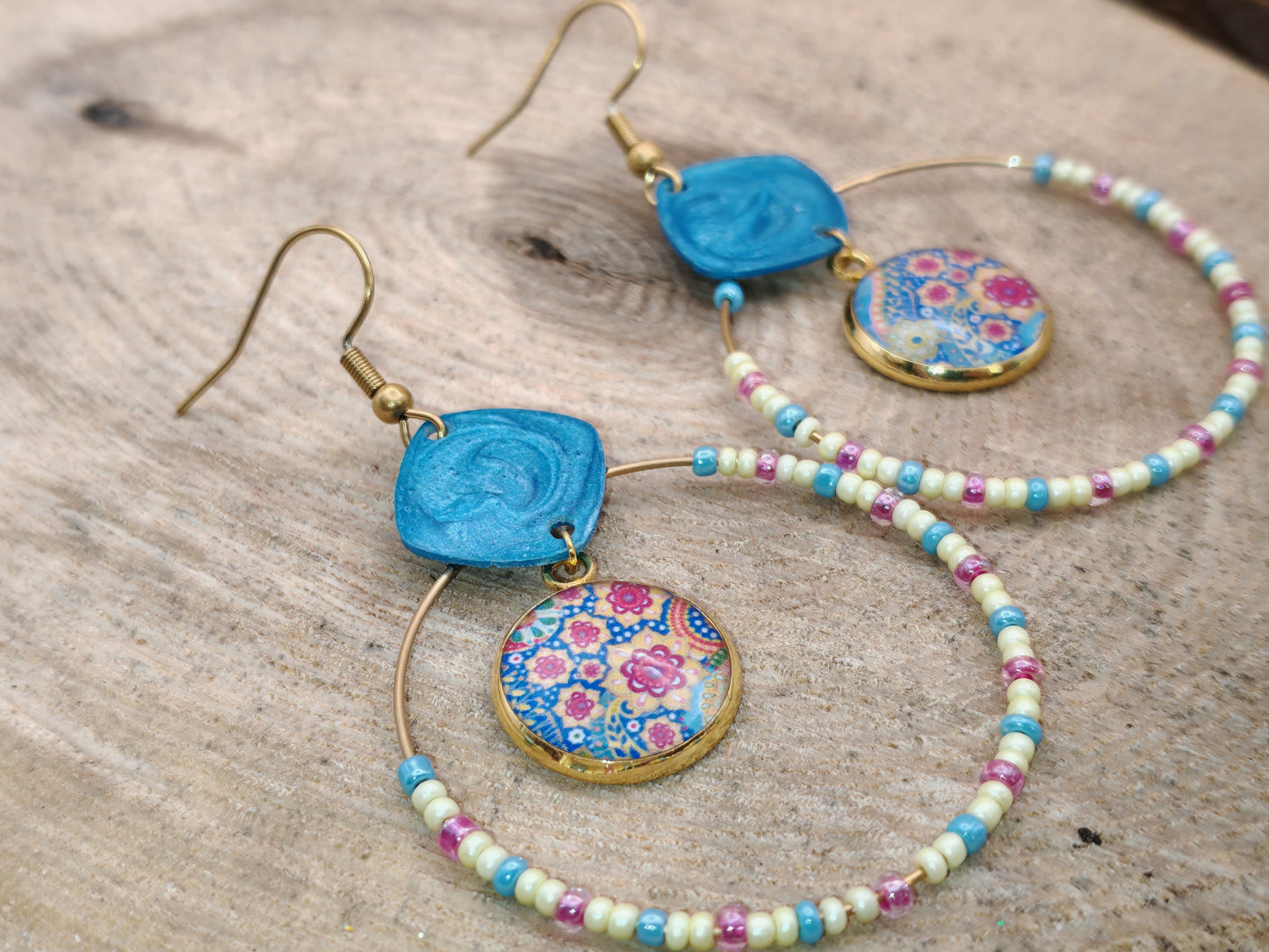 Boucles d’oreilles – Floraison bohème sur bleu lagon