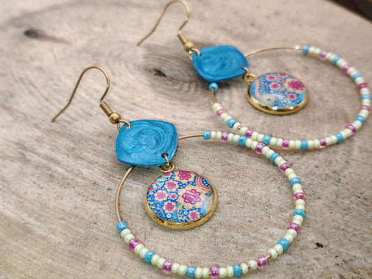 Boucles d’oreilles – Floraison bohème sur bleu lagon
