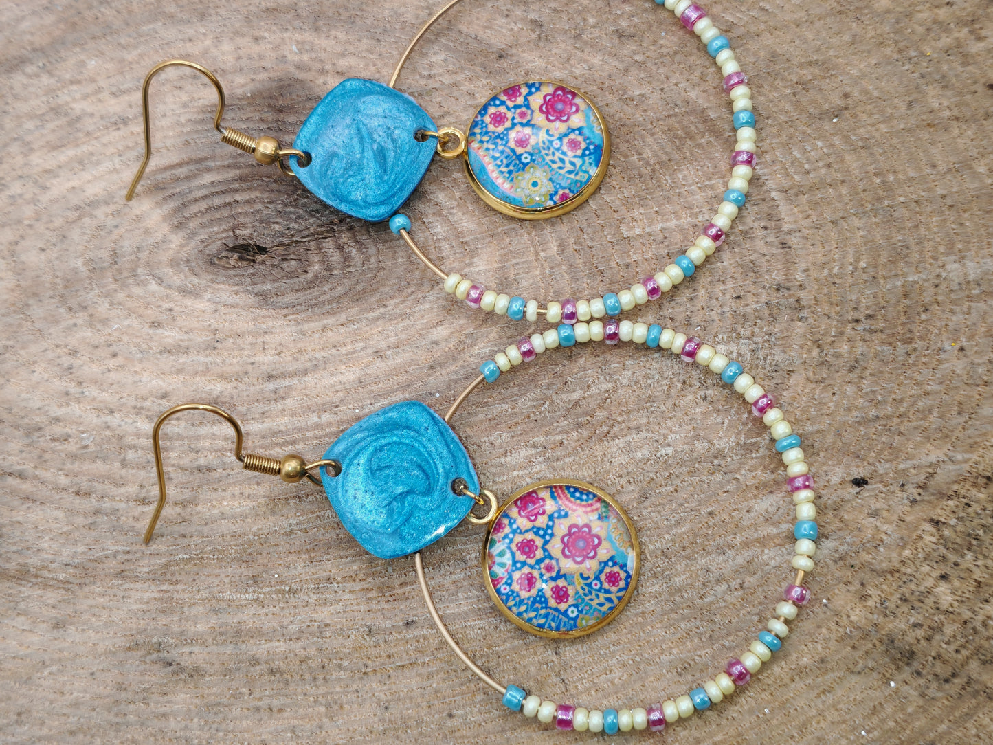 Boucles d’oreilles – Floraison bohème sur bleu lagon