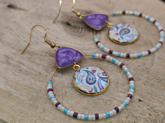 Boucles d’oreilles – Paisley perlé aux reflets violets