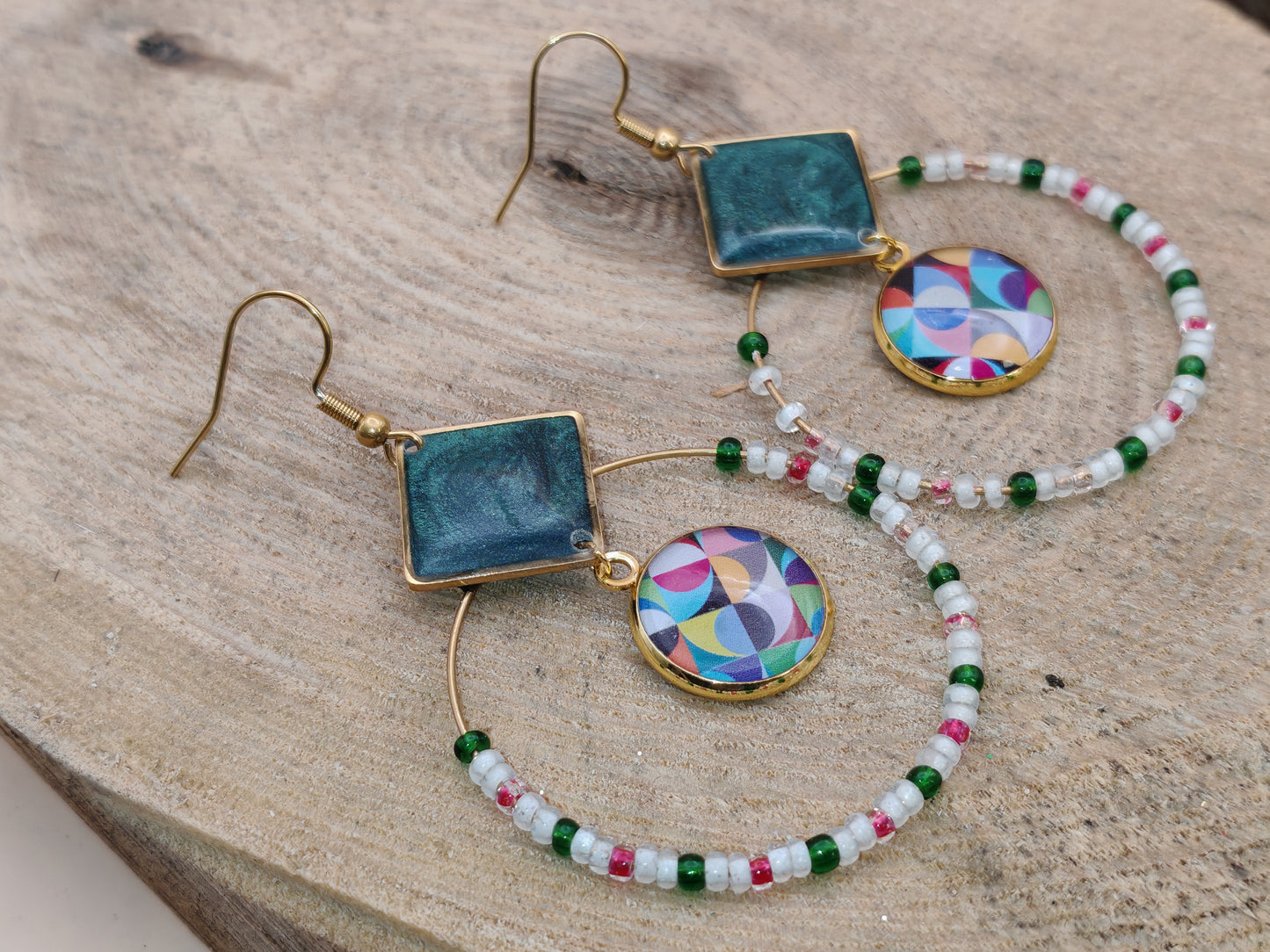 Boucles d’oreilles – Géométrie colorée sur vert profond